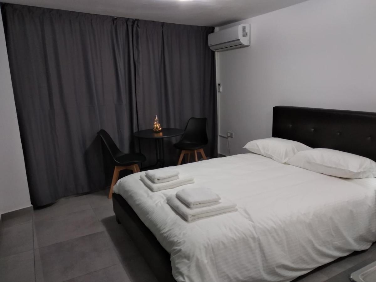 Ferienwohnung Cozy Place In The Heart Of Harbor Paphos Exterior foto